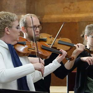 Petra Samhaber-Eckhardt, Lukas Praxmarer und Nina Pohn (Violine)