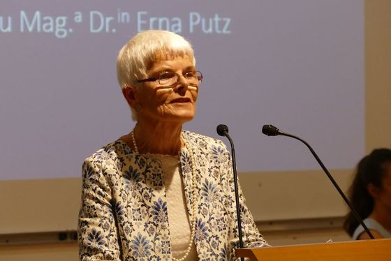 Ehrendoktorin Erna Putz bei ihren Dankesworten. 