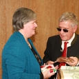 Der Vorsitzende des Blindenapostolats Österreich Peter Beiser übergibt ein Geschenk an Monika Aufreiter, Leiterin der Blindenpastoral Oberösterreich