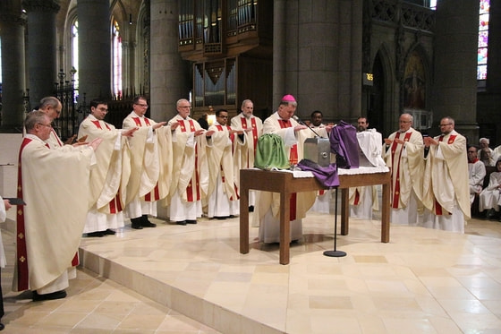 Bischof Manfred Scheuer bei der Weihe der heiligen Öle. / © Diözese Linz / Fürlinger Bischof Manfred Scheuer bei der Weihe der heiligen Öle.