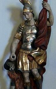 Statuen und Taufbecken