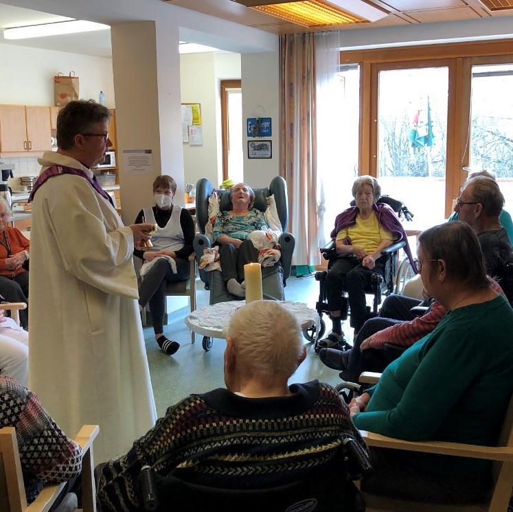 Christa Meuwissen im Gruppengottesdienst