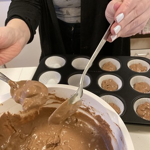 In die Muffin-Förmchen füllen