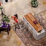 Der Sarg des verstorbenen Altbischofs Maximilian Aichern im Altarraum des Mariendoms.