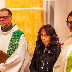Vor der Feiergemeinde bekannten Pfarrer Markus Klepsa, Verwaltungsvorständin Johanna Lanzl und Pastoralvorständin Sabina Eder ihren Glauben.