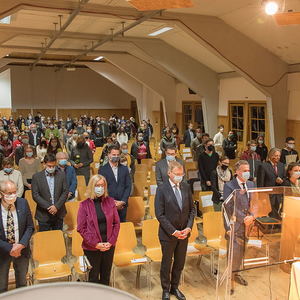 Gedenkfeier an die Opfer des ehemaligen KZ Außenlagers Ternbergzum Thema „Menschlichkeit ohne Grenzen“Bild: Jugendliche tragen für die verstorbenen Menschen des ehemaligen KZ Außenlagers Ternberg Rosen nach vorneFoto: Haijes 