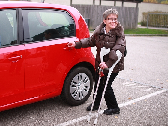 Christine Sallaberger ist stolz, den Führerschein geschafft zu habe. Für sie ist dadurch Teilhabe  möglich geworden. 