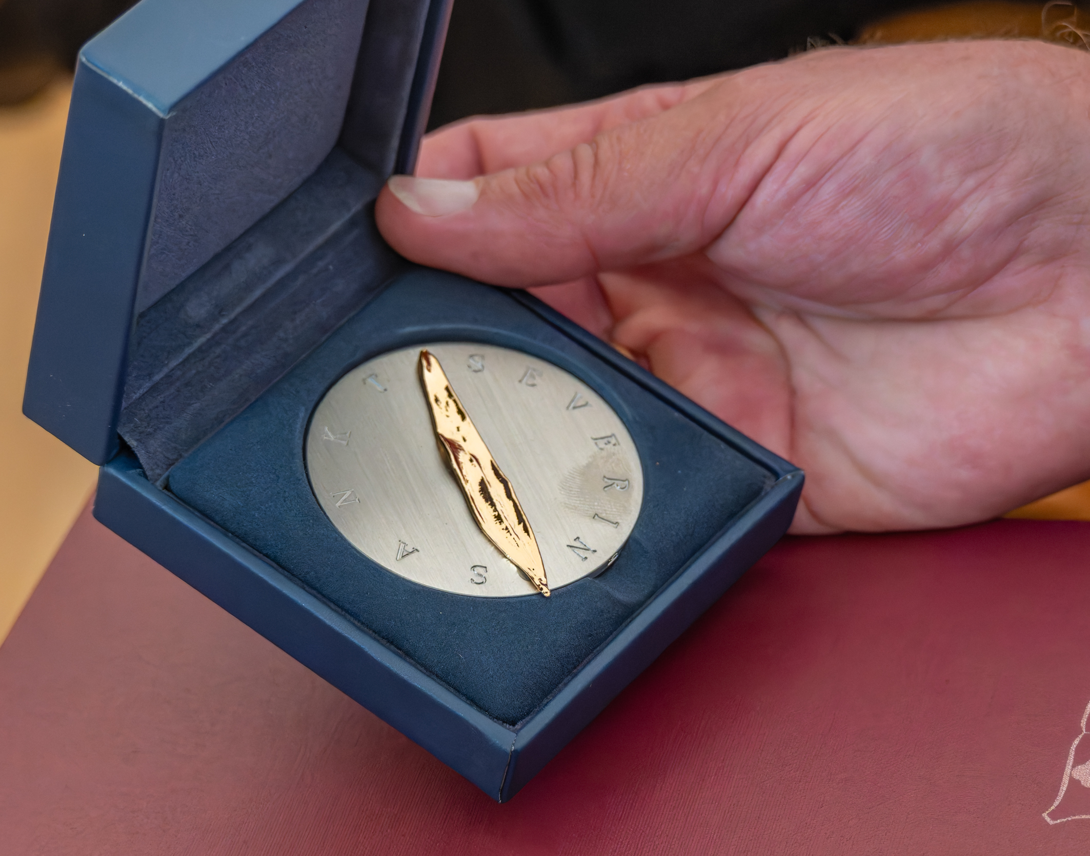 Ehrenzeichenverleihung / © Haijes, Jack Haijes Am 26. September 2024 überreichte Diözesanbischof Manfred Scheuer im Linzer Priesterseminar an engagierte Christ:innen die Florian-Medaille und die Severin-Medaille. Diese diözesanen Ehrenzeichen sind ein Zeichen des Dankes und der Anerkennung für la