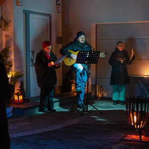 Lebendiger Adventkalender der Pfarre Kirchdorf an der Krems. Adventliche Besinnung - gemeinsam beten, singen und feiern. anschließend gemeinsam bei Tee wärmen und reden.