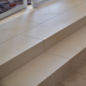 Stufen zur Seitenkapelle