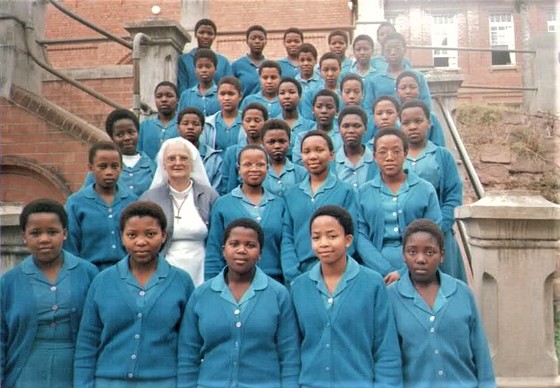 Die Mathematik-Lehrerin mit Schülerinnen / © CPS Die Mathematik-Lehrerin mit Schülerinnen