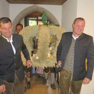 Einzug der Erntekrone                               