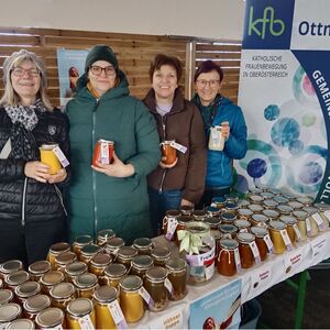 Beim Frischemarkt in Ottnang wurden 140 Gläser mit 7 verschiedenen Suppen gegen eine Spende für die Aktion Familienfasttag eingetauscht. 