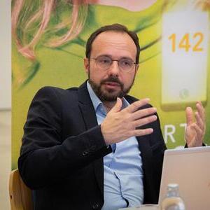 Dr. Konstantinos Papageorgiou, Psychiater und Psychotherapeut, Vorstandsmitglied  in der Österreichischen Gesellschaft für Suizidprävention, Stv. Ärztlicher Leiter Kriseninterventionszentrum WienPressekonferenz: Zwischen Likes und Leere. Erfahrunge