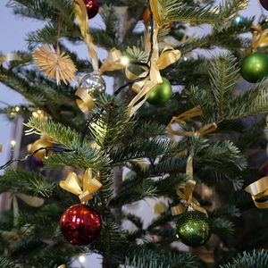 Weihnachtlich geschmückte Kirche in Kleinmünchen
