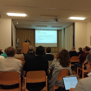 Christoph Lauermann moderiert die Veranstaltung