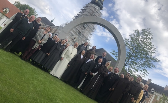 Die Mitglieder der oö. Ordenskonferenz mit Bischof Scheuer im neu gestalteten Stiftshof in Wilhering.