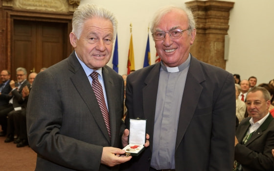 Landeshauptmann Josef Pühringer überreicht die Verdienstmedaille an P. Winfried Egler