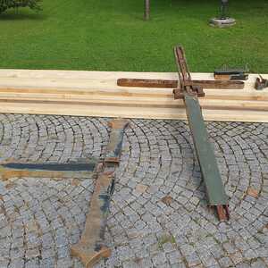 Die Einzelteile vom Turmkreuz