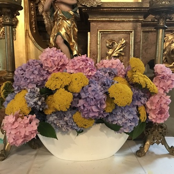 Blumenschmuck in Prameter Pfarrkirche erfreut Kirchenbesucher