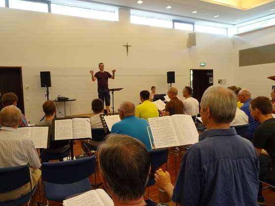 Chorleiter Andreas Peterl, Leiter des Referates für Kirchenmusik, arbeitet mit den Männerstimmen.