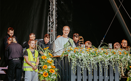 Festivalseelsorger Florian Baumgartner beim Festivalgottesdienst 2023