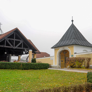 Friedhofseingang und Leichenhalle