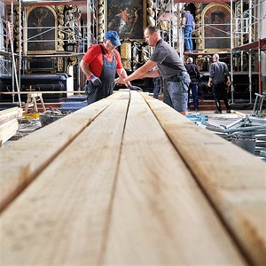 Verhüllen der Altäre