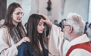 Hörsching: 21 Jugendliche empfingen das  Sakrament der Firmung