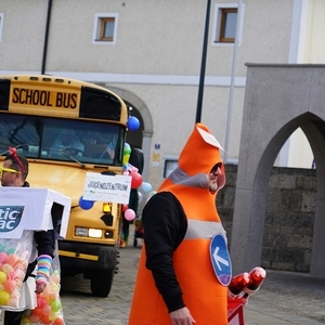 Jugendzentrum Hörsching fährt mit dem alten Schulbus                           