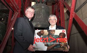 Glockenläuten gegen den Hunger: Bischof Manfred Scheuer und Caritas-OÖ-Direktor Franz Kehrer machen auf den Hunger in der Welt aufmerksam.