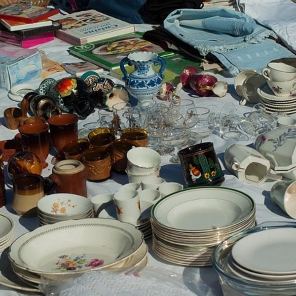 Geschirr und andere Flohmarktsachen auf einem  Tisch