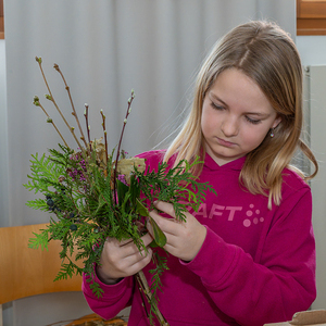 Kath. Jungschar der Pfarre Kirchdorf an der Krems übernahm heuer erstmals das Palmbuschen-Binden. 