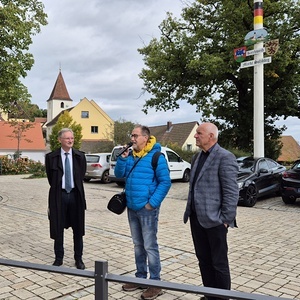 Bürgermeister Martin Hundsdorfer, Pastoralreferent Helmut Enzenberger und Pfarrer Konrad Schornbaum begrüßten uns
