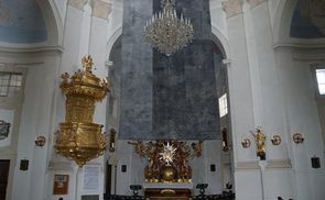 Fastentuch von Robert Moser in der Pfarrkirche Christkindl