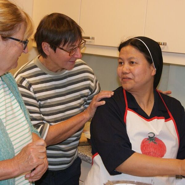 Mit den Frauen aus der Pfarrgemeinde Urfahr-Pöstlingberg bereitete Sr. Subeshna gefüllte Teigtaschen zu. 