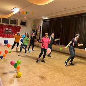 Föhnfarisur trifft Schulterpolster - Das Motto dieses Festes