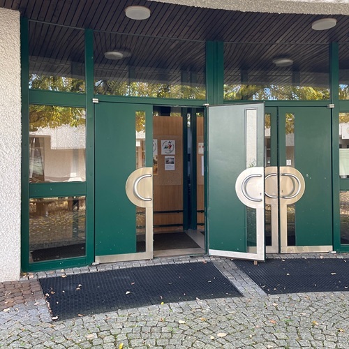 geöffnete Kirchentür