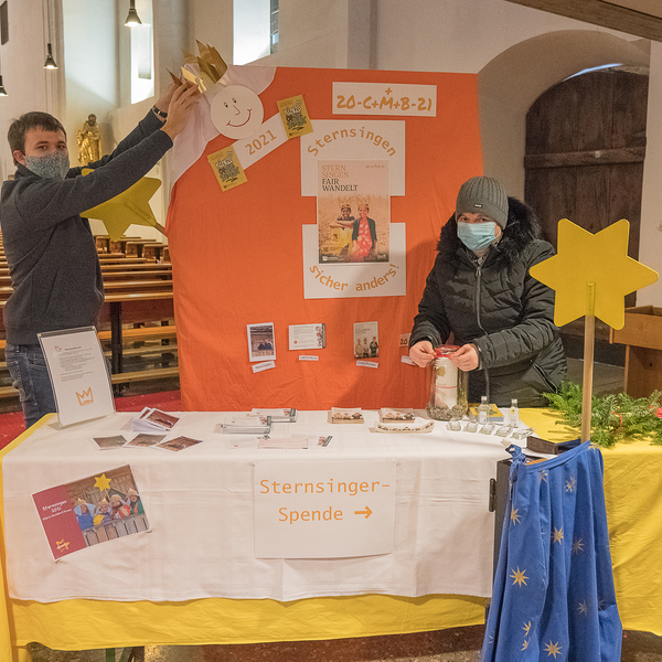 In der Pfarrkirche stehen die Sternsingermaterialien auf einem Tisch bereit