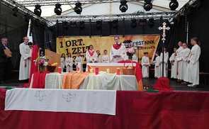 Pfingstgottesdienst im Zelt