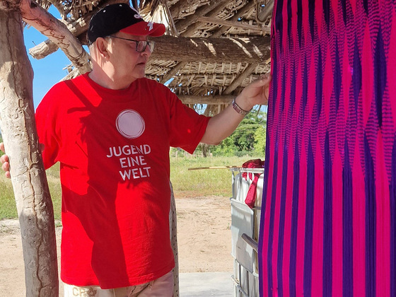 Jugend Eine Welt-Mitarbeiter Wolfgang Wedan bestaunt Kunsthandwerk Hängematte der Wayuu-Frauen / Jugend Eine Welt Jugend Eine Welt-Mitarbeiter Wolfgang Wedan bestaunt Kunsthandwerk Hängematte der Wayuu-Frauen