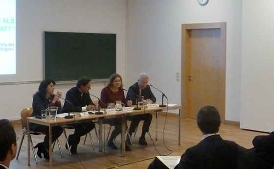  Podium: von li: Univ.-Prof.in Dr.in Birgit Feldbauer-Durstmüller (JKU Linz), Moderator Oliver Tanzer (Die Furche), Mag.a Dr.in Edeltraud Koller (KTU Linz), Dkfm. Wolfgang Pfarl (Forum christlicher Führungskräfte). Foto: KTU Linz