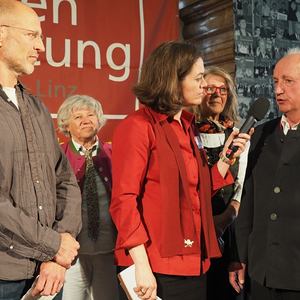 KiZ-Redakteurin Elisabeth Leitner im Gespräch mit Rektor P. Josef Kampleiter, eine der Kontaktpersonen des Preisträgers „Herberge für Roma“ im Redemptoristenkloster Maria Puchheim.