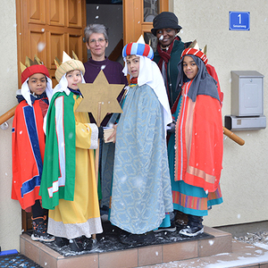 Sternsinger in Kirchdorf an der Krems:60 Kinder und 2 Gruppen Erwachsene besuchen in Kirchdorf 20 Gebiete am Samstag, Montag und Dienstag. 'Mehr als 100 Personen sind in unserer Pfarre an der Dreiköngis-Aktion beteiligt. Das ist schön, dass sich so 