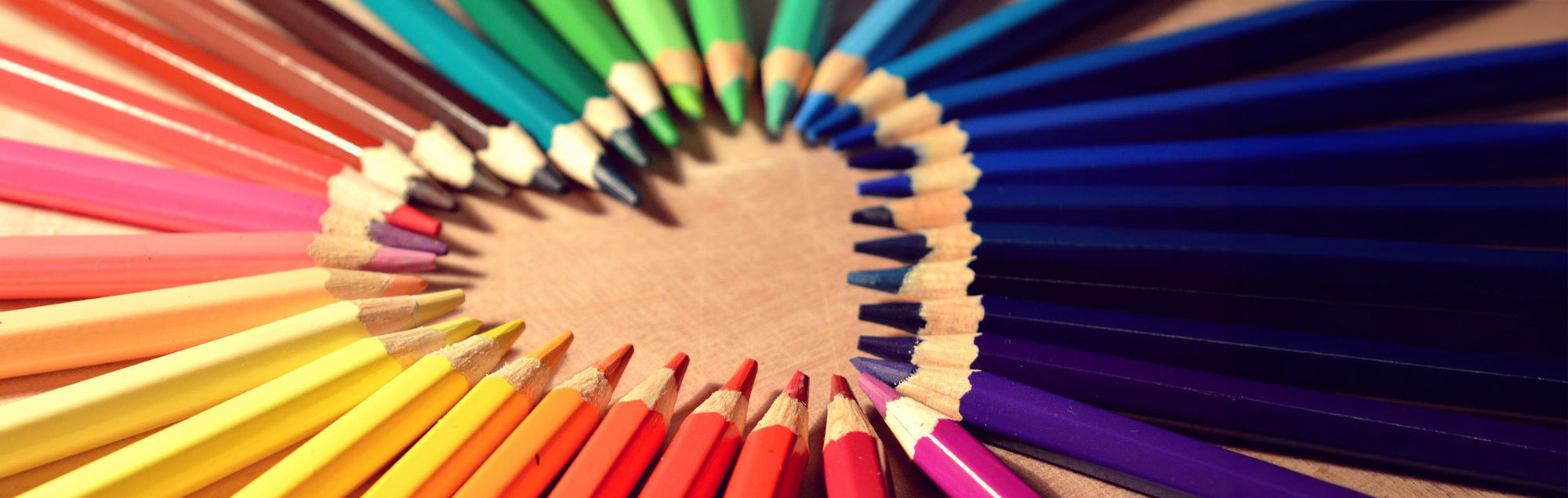 Buntstifte die ein Herz bilden