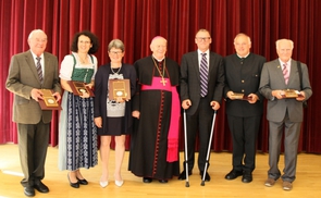 Verleihung Florian- und Severinmedaille, v.l.: Johannes Lachner, Andrea Hauser, Gertrud Biereder, Bischof Ludwig Schwarz, Johannes Füreder, Josef Schrattenecker, Walter Jungmayr