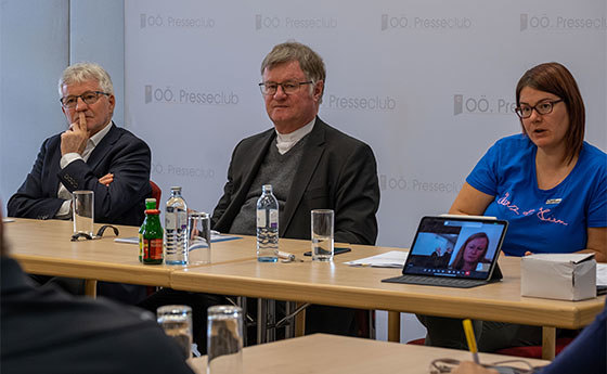 Am Podium (v.l.) Franz Kehrer, Direktor der Caritas OÖ, Bischof Manfred Scheuer, Michaela Haunold, Leiterin der Caritas Sozial-Beratungsstellen sowie (online zugeschaltet) Irene Huss, design. Pastoralvorständin der Pfarre Braunau