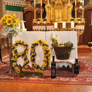 Jubiläumsschmuck, hergestellt von den Goldhaubenfrauen