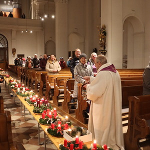 Adventfeier mit Genuss-standln in St. Quirinus