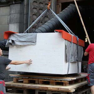 Transport des neuen Altars in den Linzer Mariendom